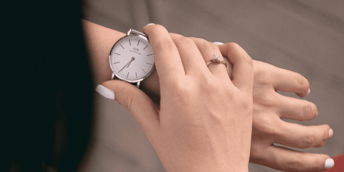 Osoba sprawdzająca czas na zegarku